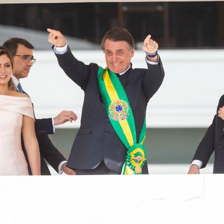 Jair Bolsonaro cumprimenta o público após receber a faixa presidencial - Celio Messias/Estadão Conteúdo