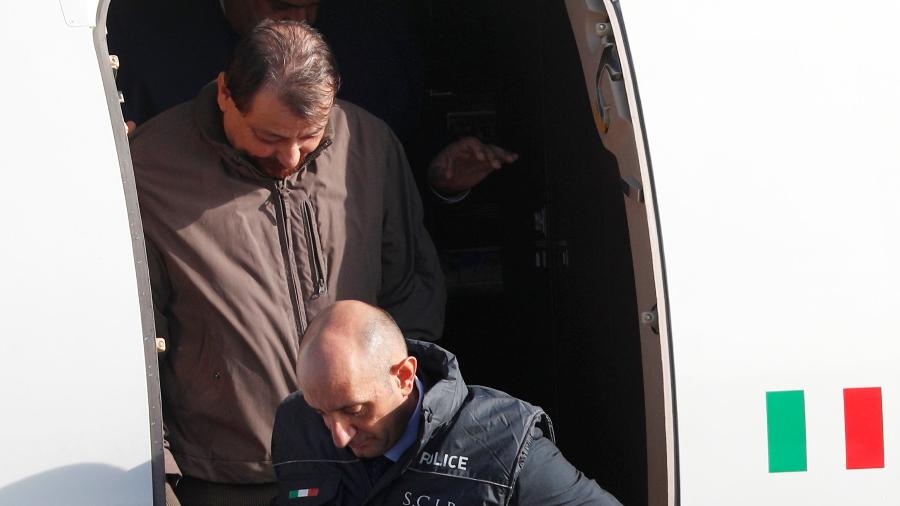 Cesare Battisti chegou ao aeroporto de Ciampino, em Roma, e foi preso pela polícia italiana no ano passado - Max Rossi/Reuters