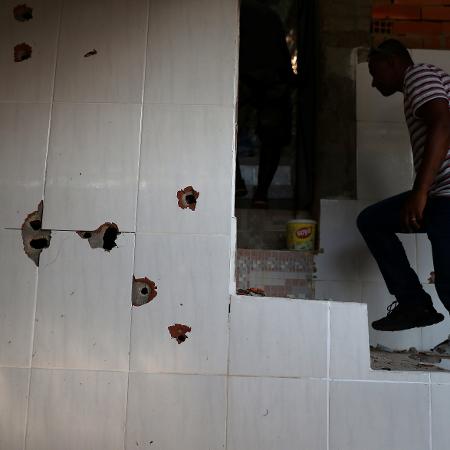 Casa onde ao menos 10 homens foram baleados durante operação da PM no morro do Fallet, no Rio, em fevereiro - Pilar Olivares/Reuters