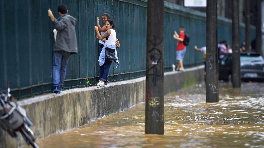09.abr.2019 - Chuvas que acometeram o Rio de Janeiro deixaram pessoas ilhadas  - Carl de Souza/CDS/AFP