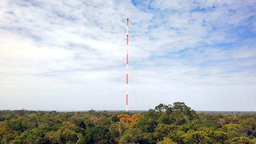 The Amazon Tall Tower (ATTO), torre de mediação atmosférica em Manaus utilizada pelos cientistas do projeto GoAmazon - Jorge Saturno