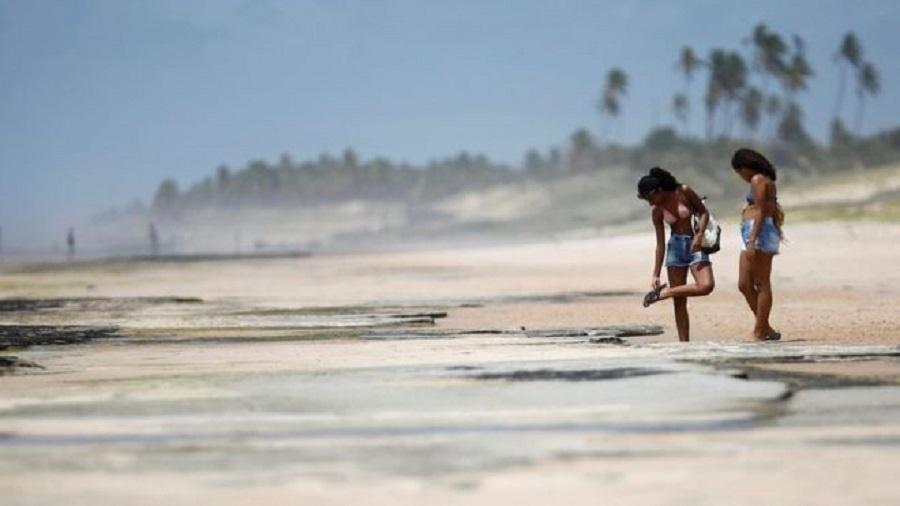 Banhistas em Conde, na Bahia; no Estado, órgão emitiu um alerta para que praias contaminadas com óleo sejam evitadas - REUTERS/ADRIANO MACHADO 
