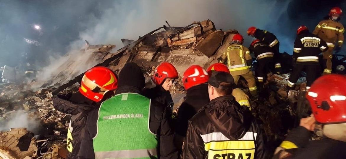 Equipes de resgate procuram corpos dos ocupantes do imóvel que desabou após uma explosão de gás em um resort em Szczyrk, na Polônia - Radio Bielsko/Reuters