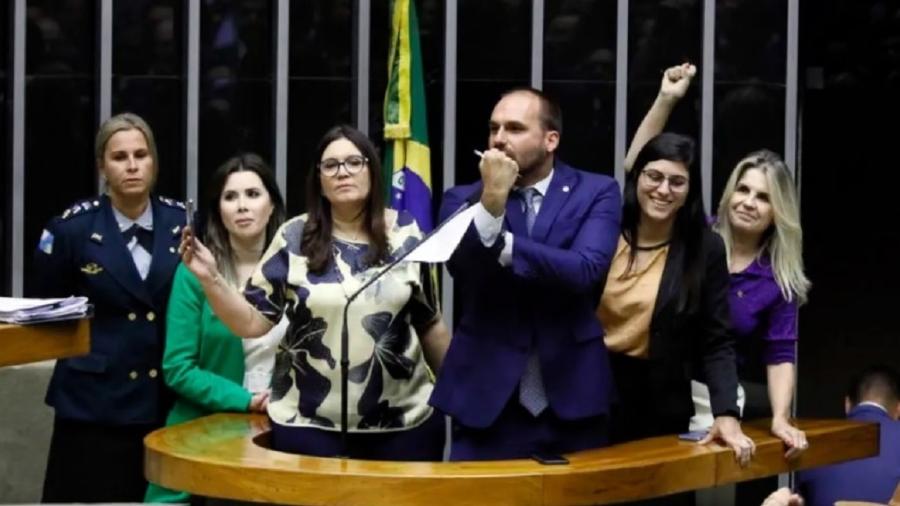 Eduardo Bolsonaro discursa na tribuna da Câmara cercado por deputadas bolsonaristas - Luís Macedo/Agência Câmara