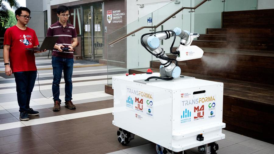 O "XDBOT" (robô de extrema desinfecção) tem a forma de uma caixa retangular montada sobre rodas - AFP PHOTO / NTU SINGAPORE