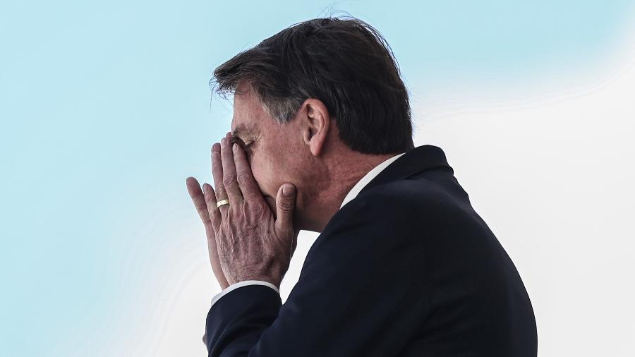 Jair Bolsonaro coloca as mãos no rosto ao acenar para simpatizantes, nesta segunda-feira, 27 de abril de 2020 - GABRIELA BILó/ESTADÃO CONTEÚDO