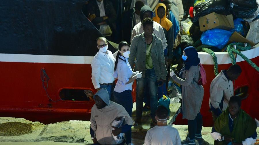 6.jun.2020 - Migrantes desembarcam em Senglea, em Malta - Jonathan Borg/Xinhua