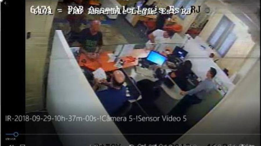 Câmeras da agência bancária da Alerj mostram Queiroz pagando dois boletos escolares das filhas de Flávio, segundo o MP - Reprodução - 1º.out.2018 