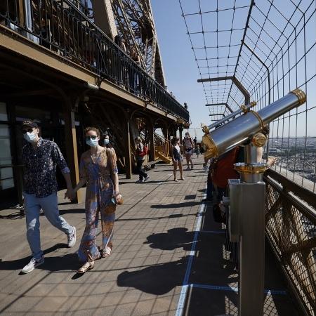 25.jun.2020 - Visitantes passeiam pela Torre Eiffel, em Paris, reaberta hoje ao público após três meses de fechamento - Thomas Samson/AFP