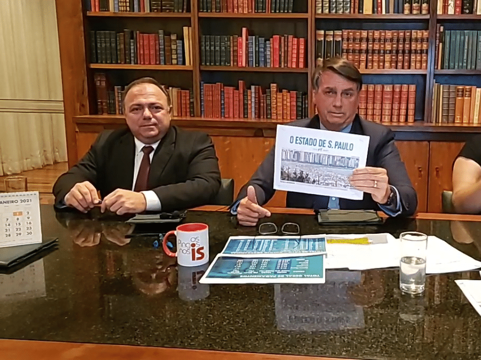 Ajudante de ordens do capitão, Pazuello é o subserviente útil