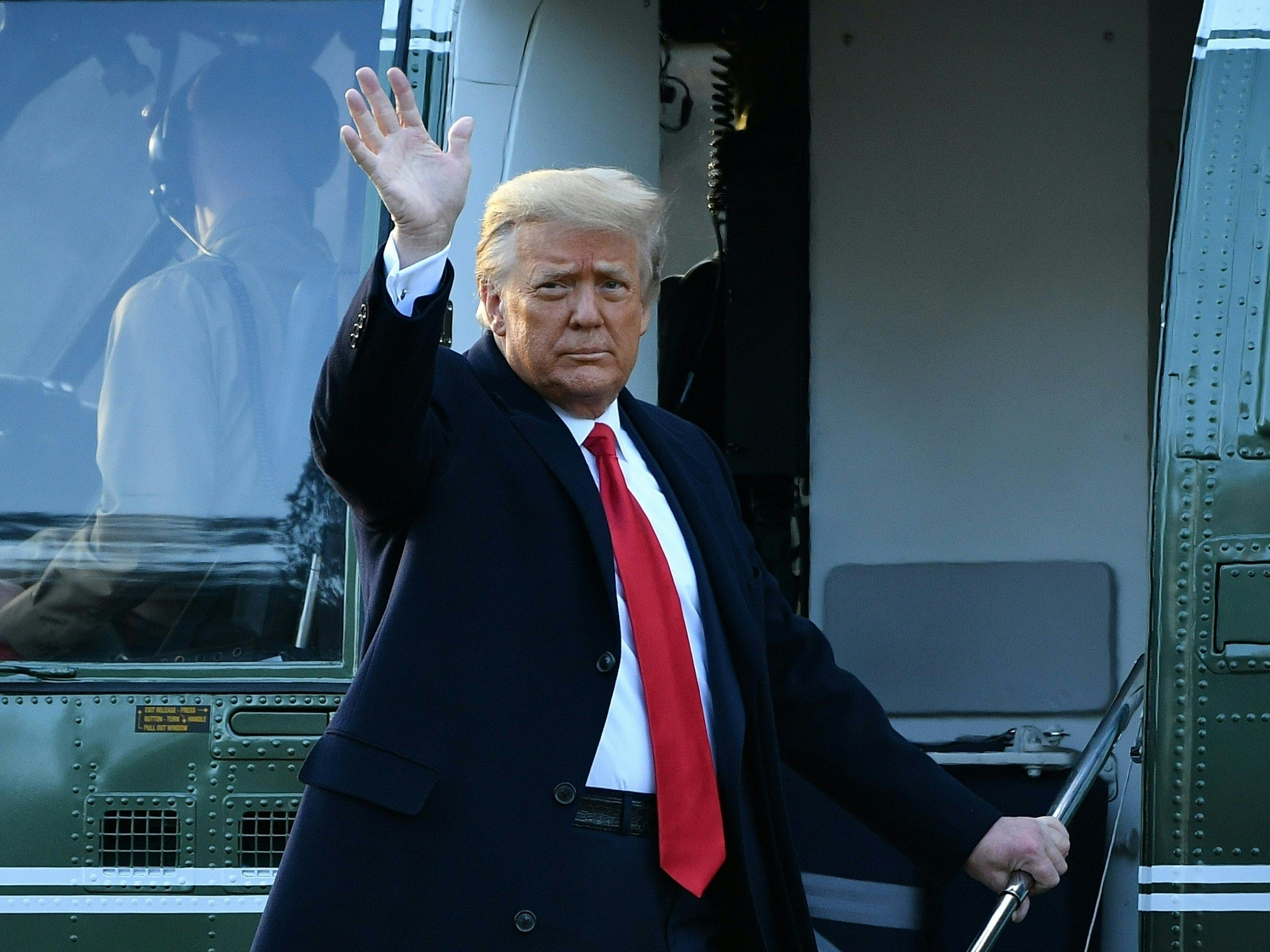'Voltaremos de alguma forma', diz Trump em despedida