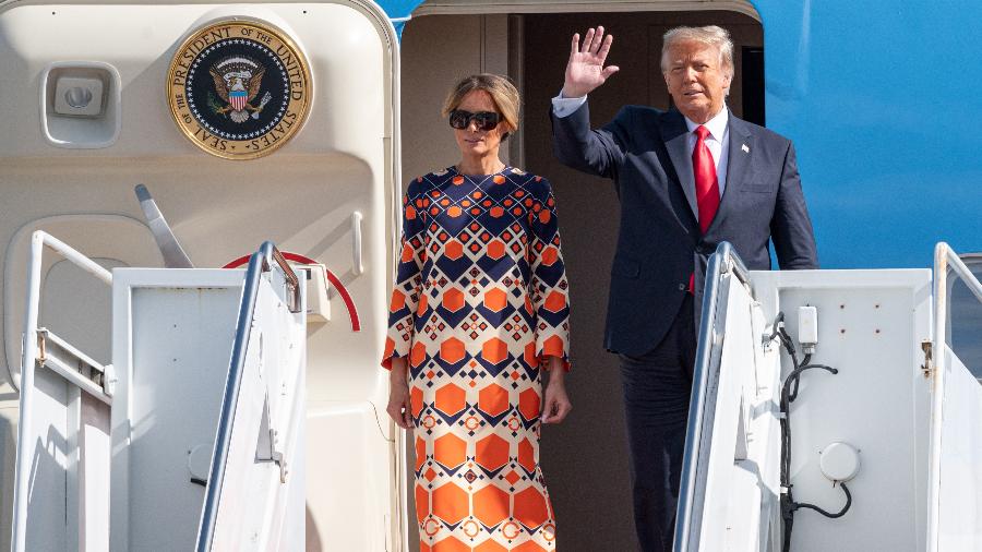 20 jan. 2021 - Donald Trump e Melania Trump chegam ao Aeroporto Internacional de Palm Beach, Flórida - Noam Galai/Getty Images