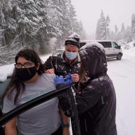 Funcionários de saúde do Oregon administram vacinas contra covid-19 em tempestade de neve para motoristas presos - Reprodução/Facebook/Josephine County Public Health