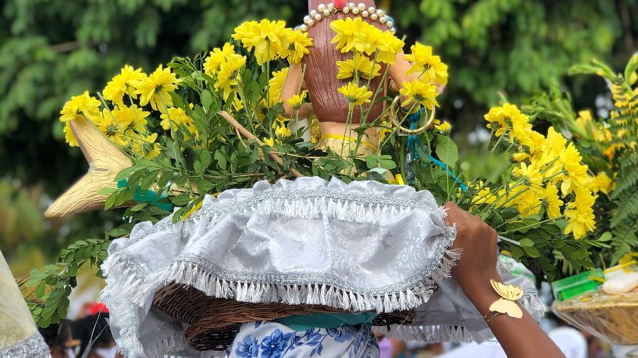 Presente de Iemanjá em Ponta de Areia, Ilha de Itaparica (BA): tradição se repete, agora com máscaras e preocupção sobre aglomerações de idosos - Jonaire Mendonça