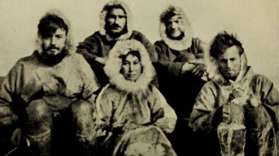 Ada Blackjack (ao centro) com os outros membros da fatídica expedição - BBC