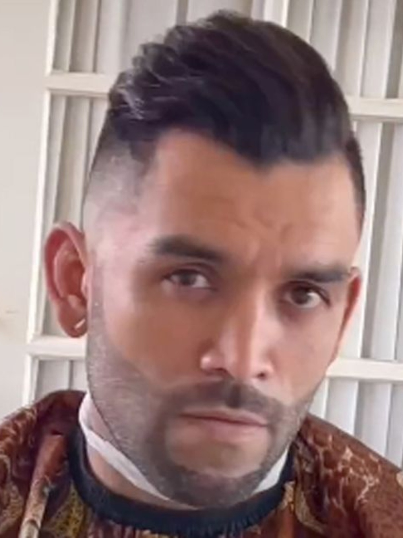 Tiktok Barbeiro Faz Corte De Cabelo Em Sem Teto E Posta Video Veja