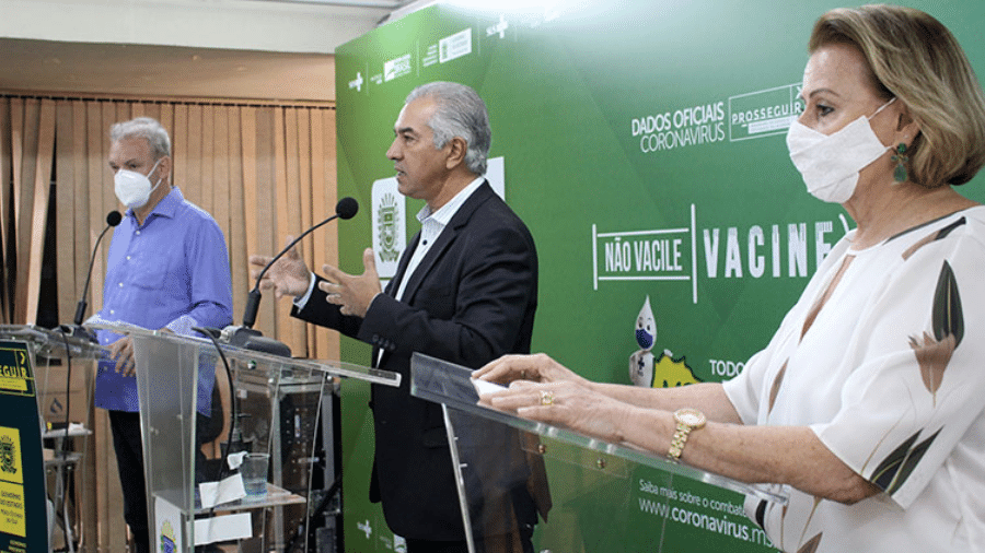 O governador de MS, Reinaldo Azambuja (PSDB), ao centro, anuncia a suspensão das aulas presenciais na rede estadual do Mato Grosso do Sul - Chico Ribeiro/Governo do MS