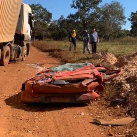 Carro é totalmente destruído após ser atingido por carreta que tombou - Reprodução/TV Anhanguera