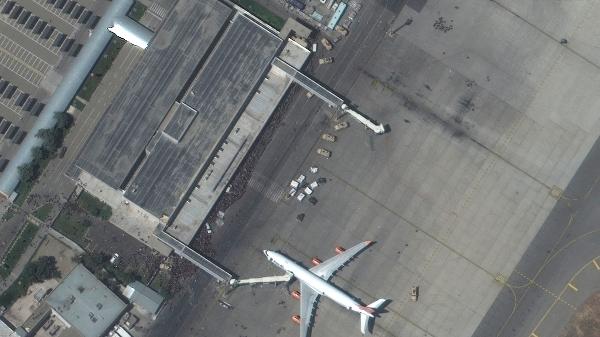 Imagem de satélite mostra multidões de pessoas na pista do Aeroporto Internacional Hamid Karzai, em Cabul - -/AFP