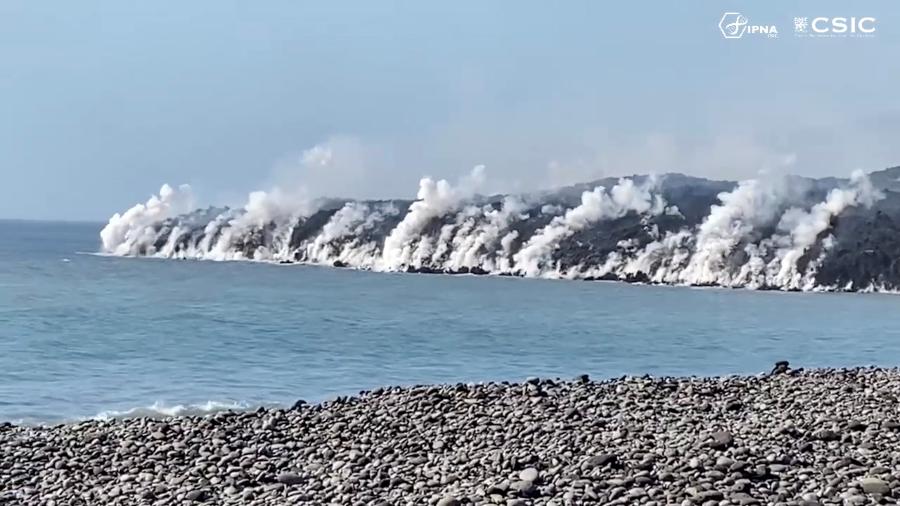 A lava do vulcão avança pelo Oceano Atlântico, na Ilha das Canárias, em La Palma - Conselho Superior de Pesquisas Científicas/Reuters