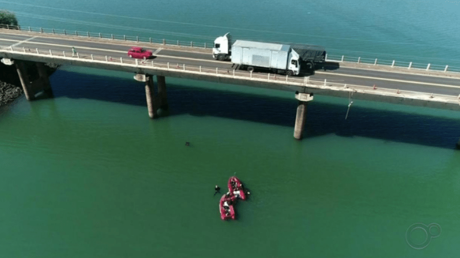 Caminhão e carro com idosos caem em rio após batida em ponte de Paranapanema - Reprodução TV TEM/TV Globo