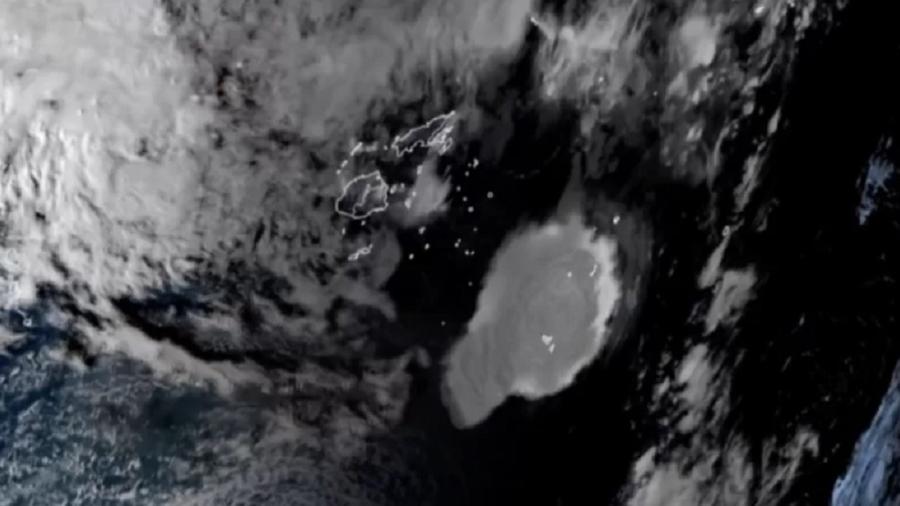 Satélite captura momento em que vulcão explodiu, provocando tsunami em Tonga - Reprodução/NOAA