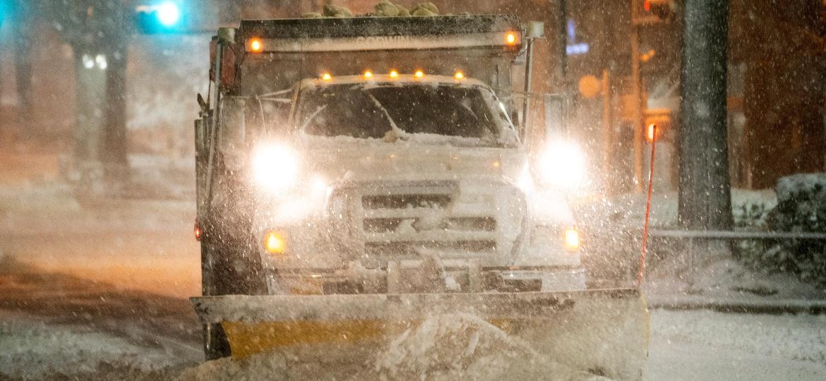 16.jan.2022 - Caminhão de neve limpa rua em Greenville, Carolina do Sul (EUA) - Sean Rayford/Getty Images/AFP