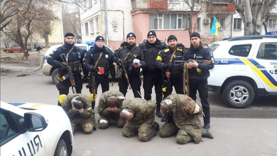 Imagens nas redes sociais mostram o que seriam militares russos ajoelhados e rendidos em Mykolaiv, sob mira de armas de homens da Ucrânia - Redes sociais