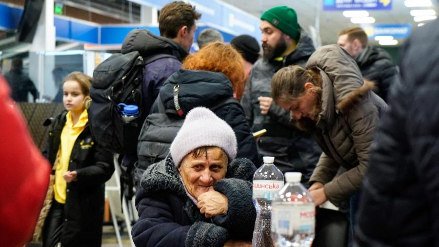 Evacuados de Mariupol são vistos em um shopping nos arredores da cidade de Zaporizhzhia, que agora é um centro de registro de deslocados - Emre Caylak/AFP