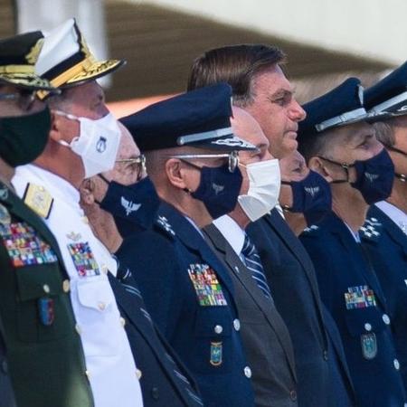 O presidente Jair Bolsonaro junto a militares brasileiros - Getty Images