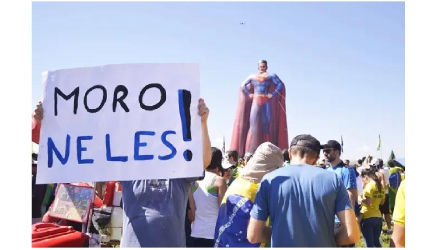 Boneco de Moro e cartaz em sua homenagem na primeira grande manifestação golpista, em 26 de maio de 2019. Eis aí um dos super-herois do golpismo - Luciano Freire/Futurapress/Folhapress