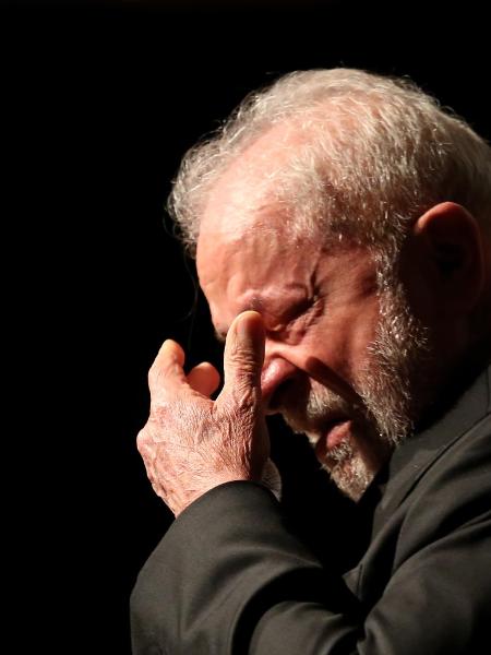 Lula chora ao falar da fome em discurso no gabinete de transição, em Brasília - Fátima Meira/Futura Press/Estadão Conteúdo