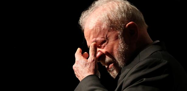Lula chora ao falar da fome em discurso no gabinete de transição em Brasília