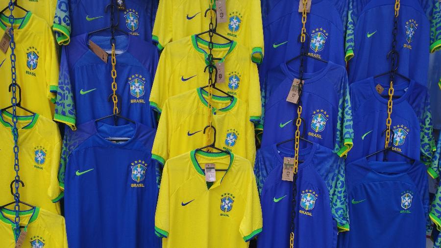 Camisas da seleção são vendidas na rua 25 de Março - Henrique Santiago/UOL