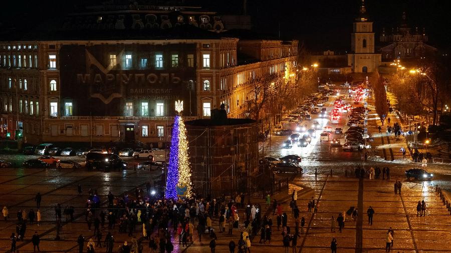 19.dez.22 - Uma visão geral mostra uma árvore de Natal, em meio ao ataque da Rússia à Ucrânia, na Praça Sofiyska em Kyiv - VALENTYN OGIRENKO/REUTERS