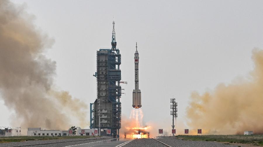 Foguete Longa Marcha 2F, carregando a missão Shenzhou-16, em direção à estação espacial chinesa Tiangong - Hector Retamal/AFP