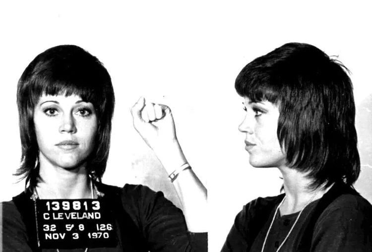 A atriz Jane Fonda foi presa por posse de drogas em Cleveland, em 03 de novembro de 1970