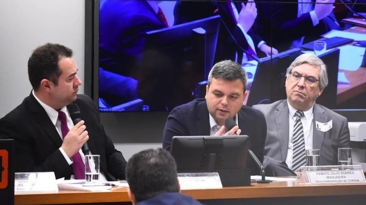Relator (esquerda) vai pedir o indiciamento de Ramiro Madureira (meio), sócio da 123milhas