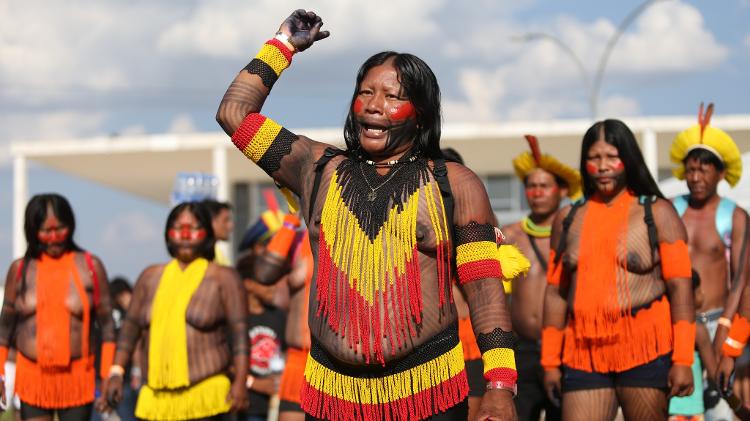 Indígenas comemoram do lado de fora do Supremo a maioria no STF contra a tese do marco temporal