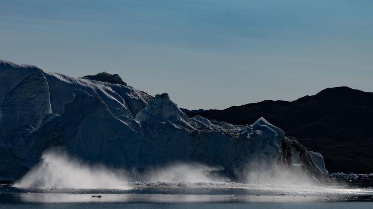 Pedaços de iceberg caem no mar em Scoresby, na Groenlândia