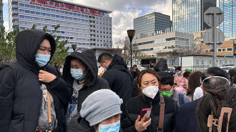 Pessoas de máscara do lado de fora de um hospital infantil em Pequim, na China