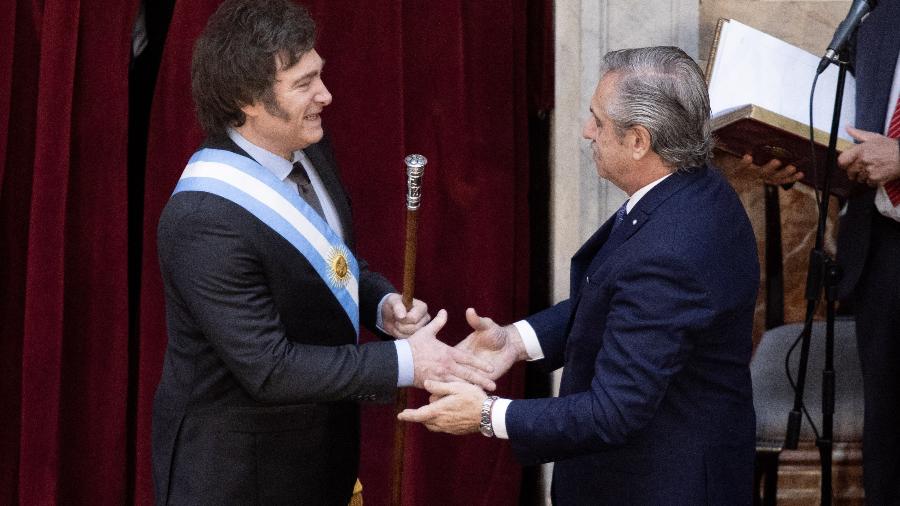 Presidente da Argentina, Javier Milei (esq), recebe faixa e bastão presidencial de Alberto Fernandez (dir.), agora ex-presidente do país