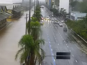 Guaíba tem alerta de inundação extrema e portão 14 rompe em Porto Alegre