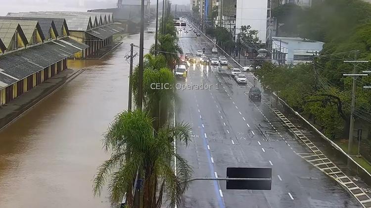 Guaíba transbordou, e águas invadiram o Cais Mauá, em Porto Alegre