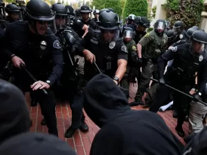Polícia retoma prédio tomado por manifestantes na Universidade da Califórnia
