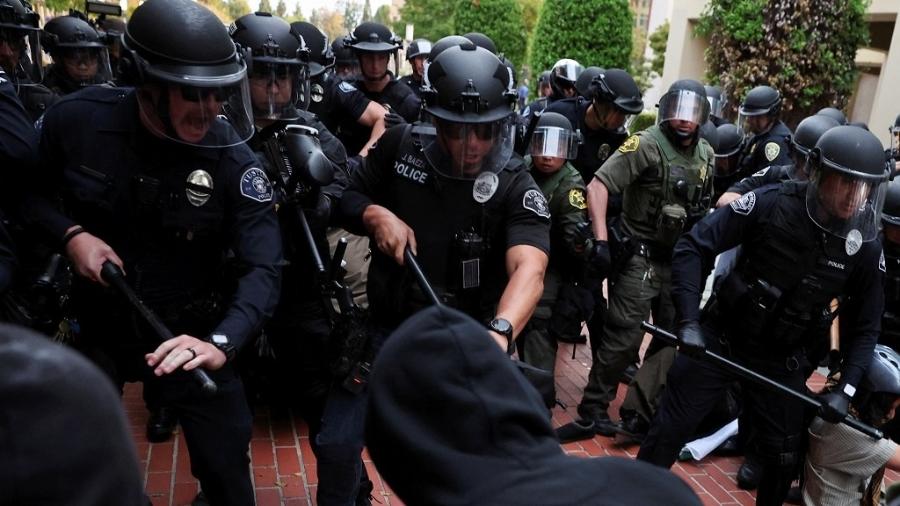 Policiais retomam prédio ocupado por estudantes na Universidade da Califórnia - REUTERS/15.mai.2024-Mike Blake