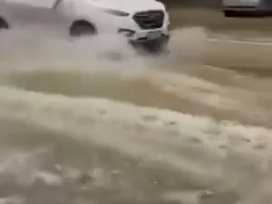 Ressaca no litoral do RS atinge cidade do Rio e ruas são inundadas