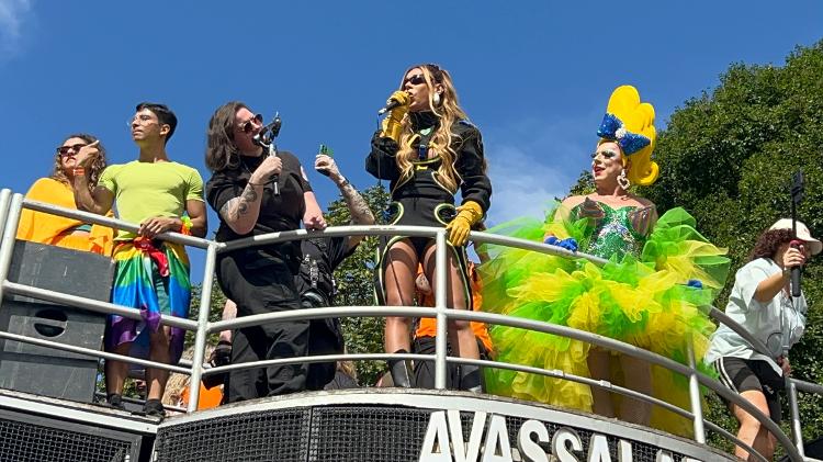 A deputada federal Erika Hilton (PSOL-SP) discursa na Parada LGBTQIA+ de São Paulo