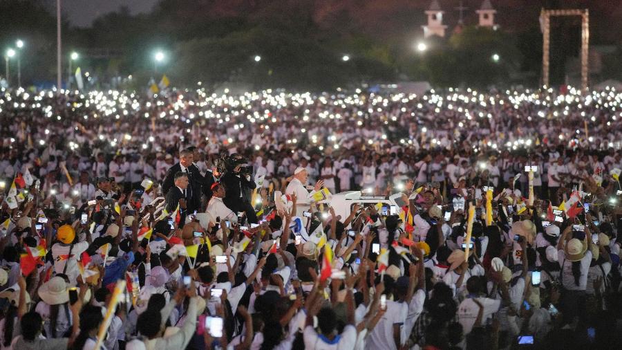 Papa Francisco reúne 600 mil em missa no Timor Leste - Dita Alangkara / AFP  