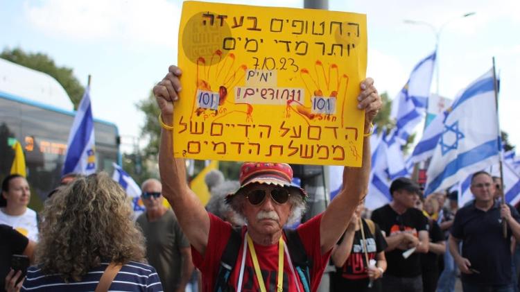 Em protesto em Jerusalém, israelenses criticam demora em acordo sobre reféns: 'sangue dos reféns estão nas suas mãos'